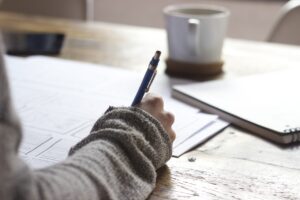 Szkolenia językowe dla seniorów: korzyści zdrowotne i intelektualne nauki języka w późniejszym wieku