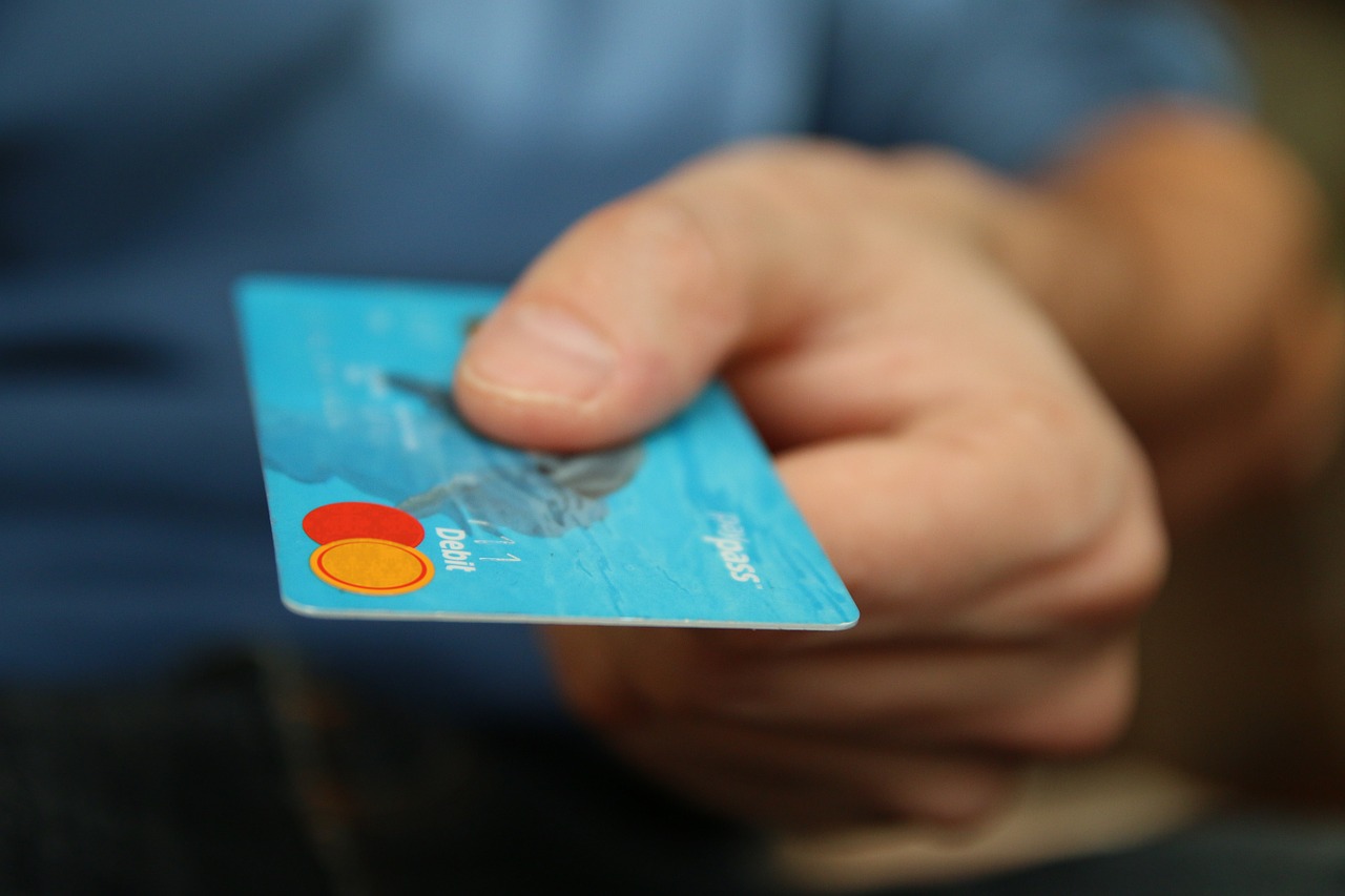 Jak bezpiecznie korzystać z karty płatniczej?